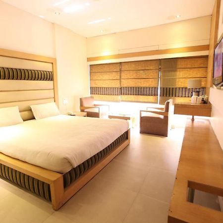 Hotel Landmark Chandīgarh Екстериор снимка