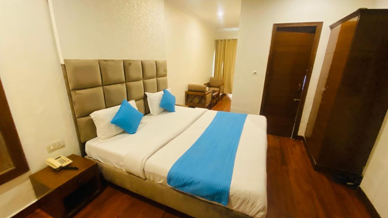 Hotel Landmark Chandīgarh Екстериор снимка