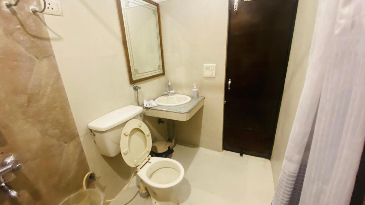 Hotel Landmark Chandīgarh Екстериор снимка