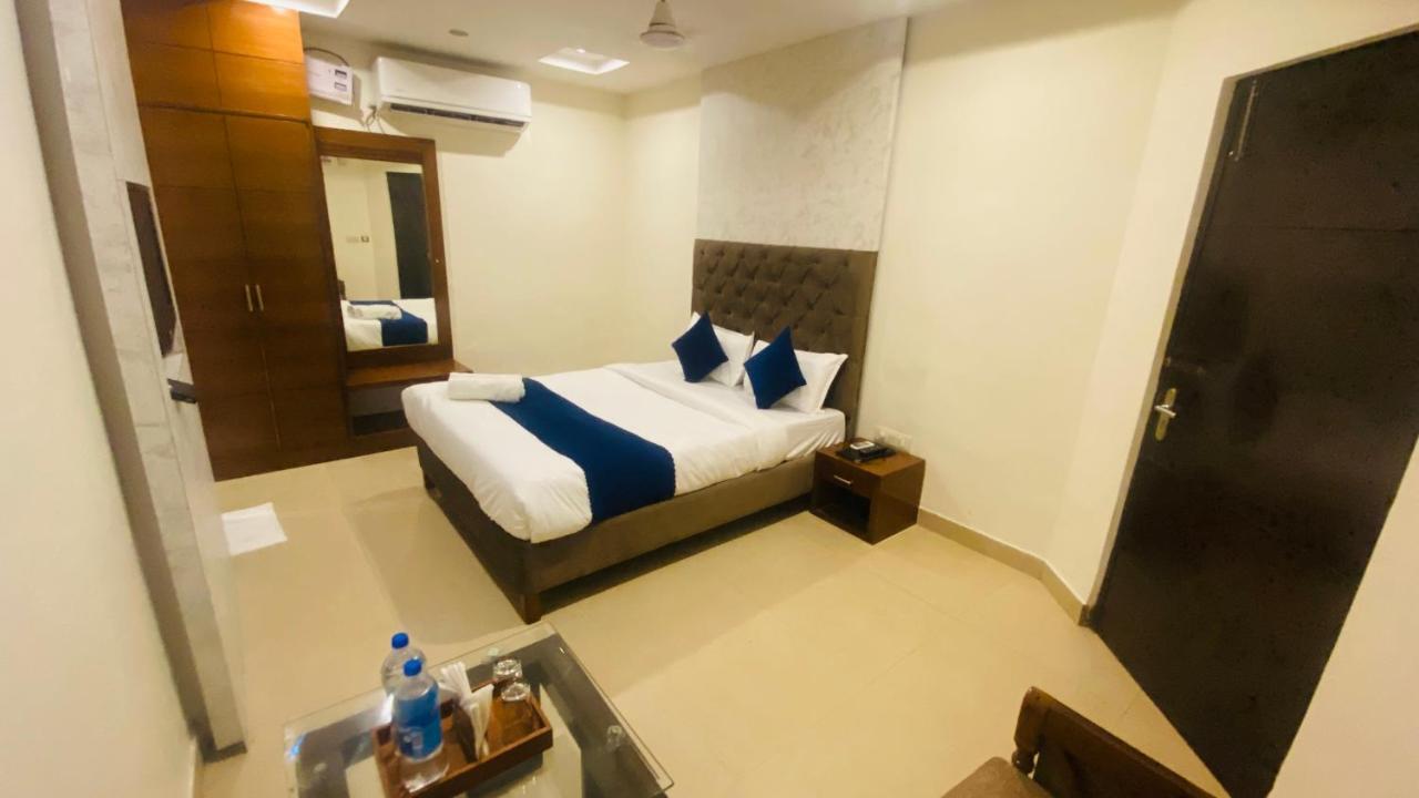 Hotel Landmark Chandīgarh Екстериор снимка