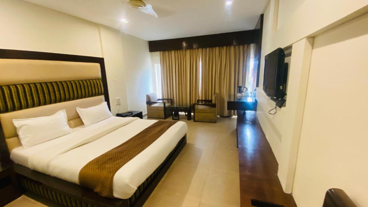 Hotel Landmark Chandīgarh Екстериор снимка