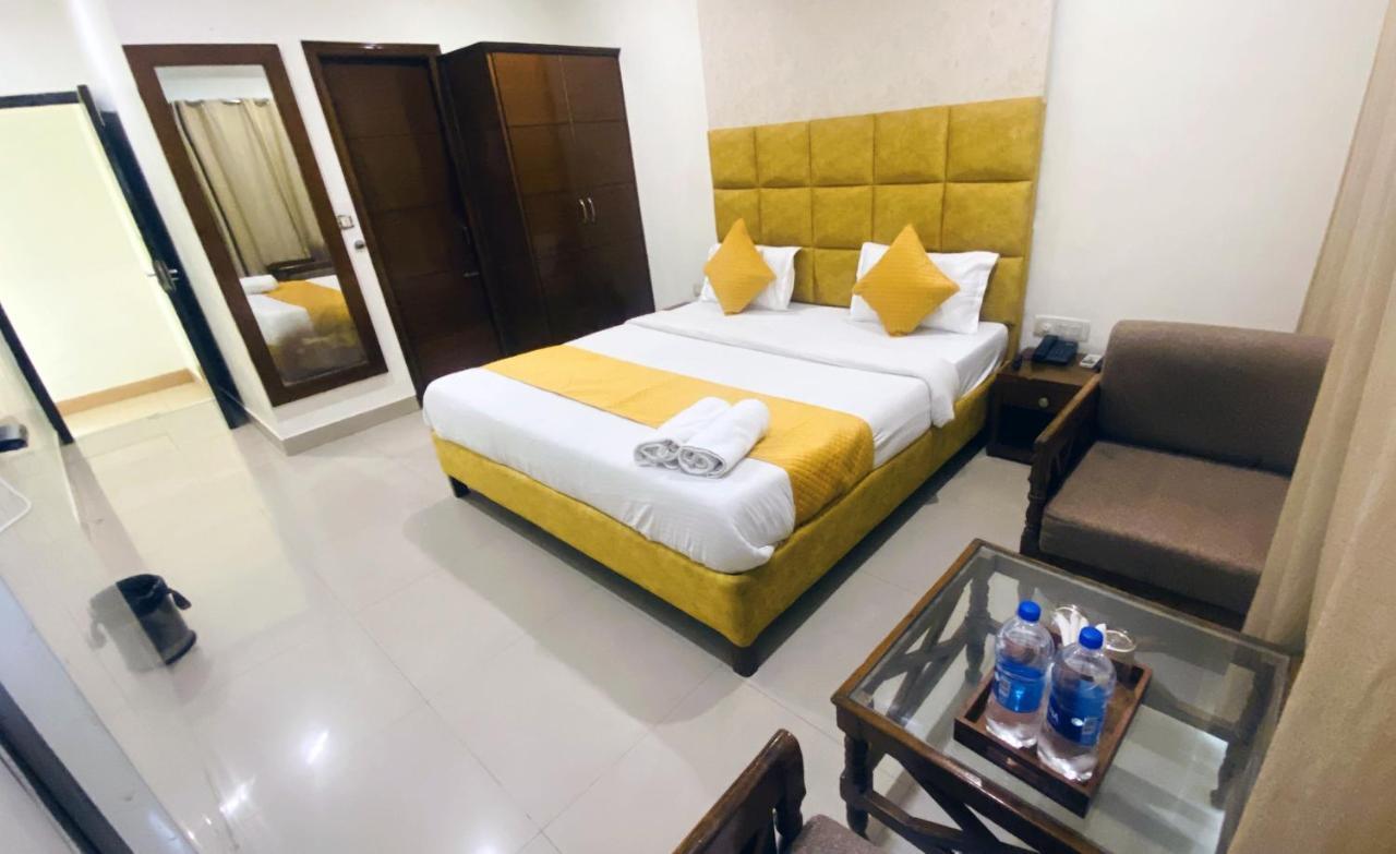 Hotel Landmark Chandīgarh Екстериор снимка