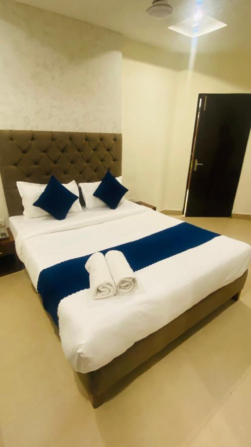 Hotel Landmark Chandīgarh Екстериор снимка