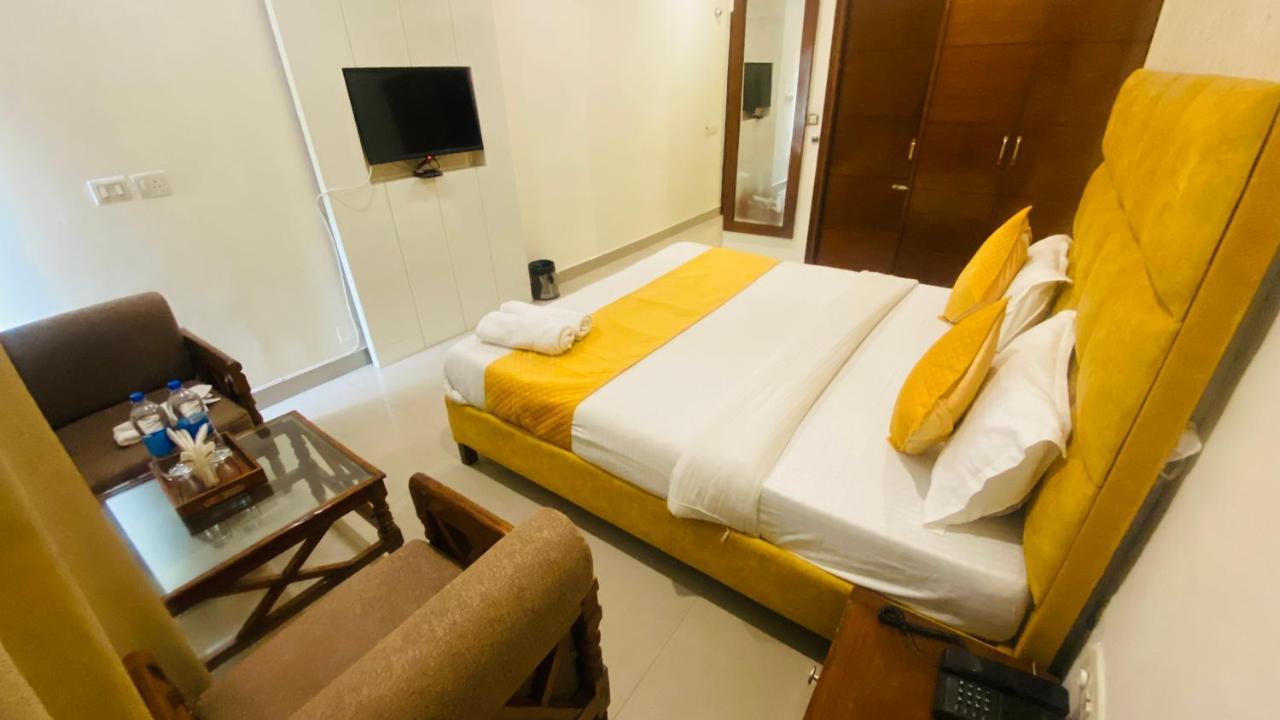 Hotel Landmark Chandīgarh Екстериор снимка
