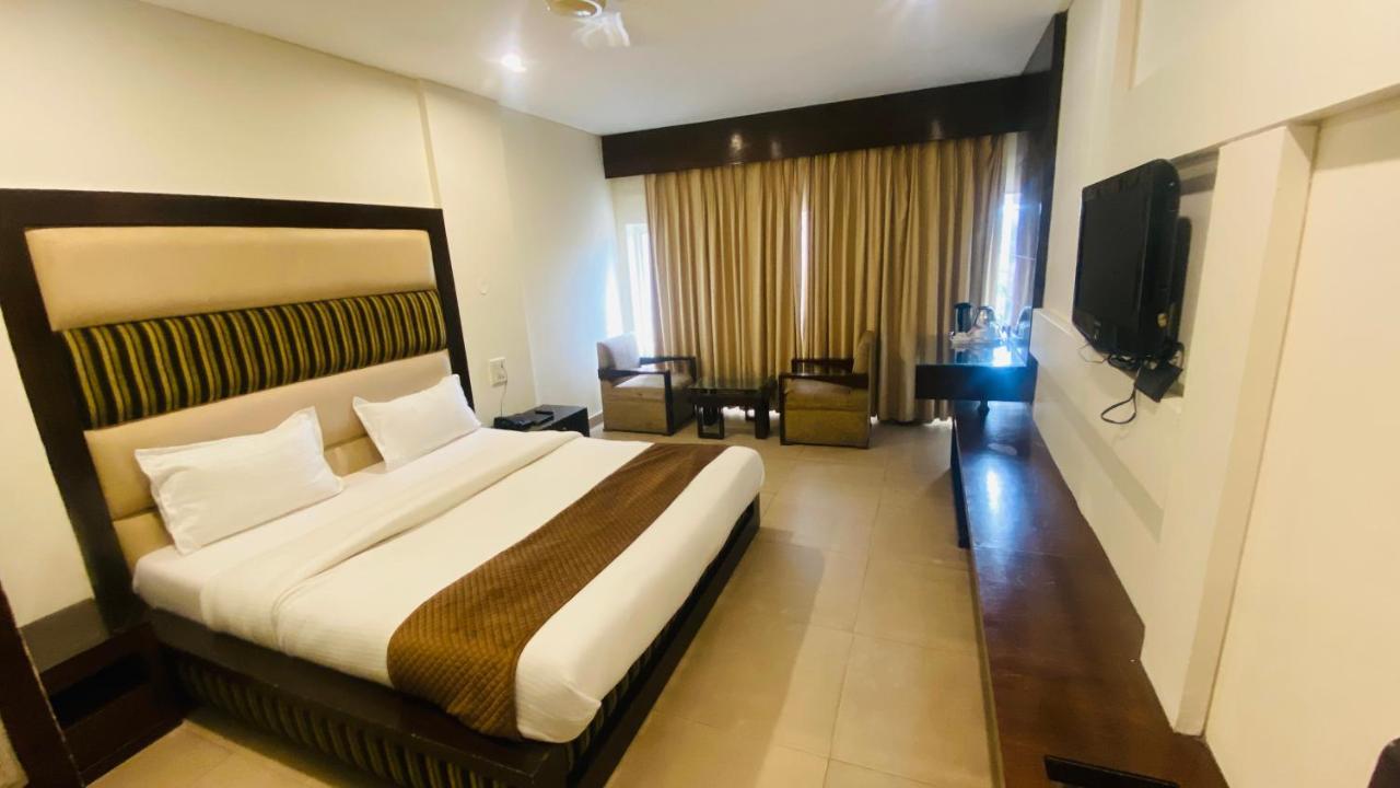 Hotel Landmark Chandīgarh Екстериор снимка