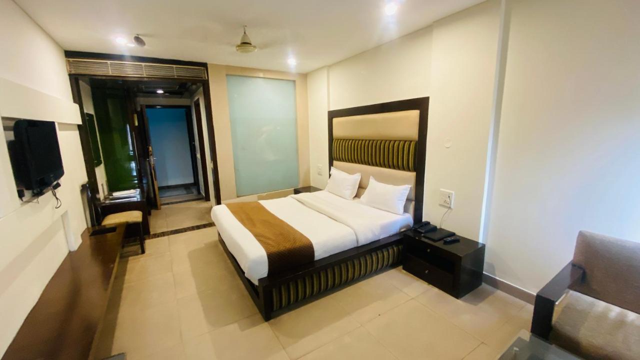Hotel Landmark Chandīgarh Екстериор снимка