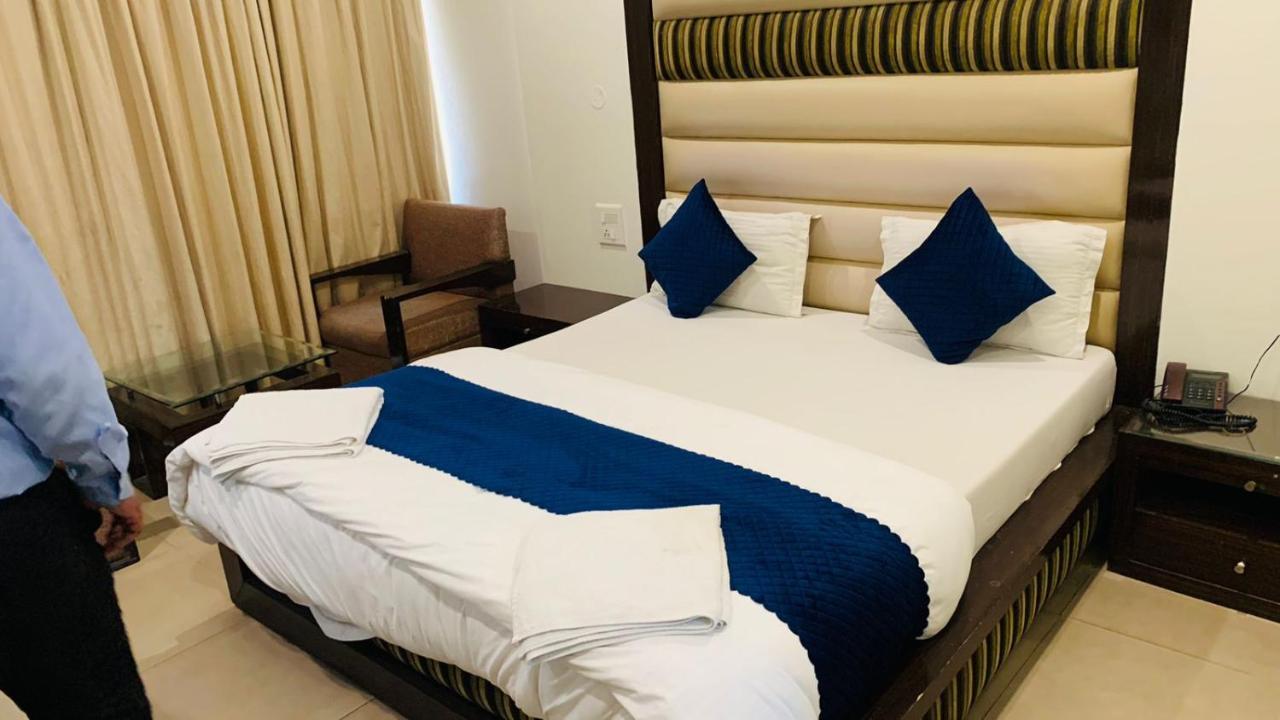 Hotel Landmark Chandīgarh Екстериор снимка