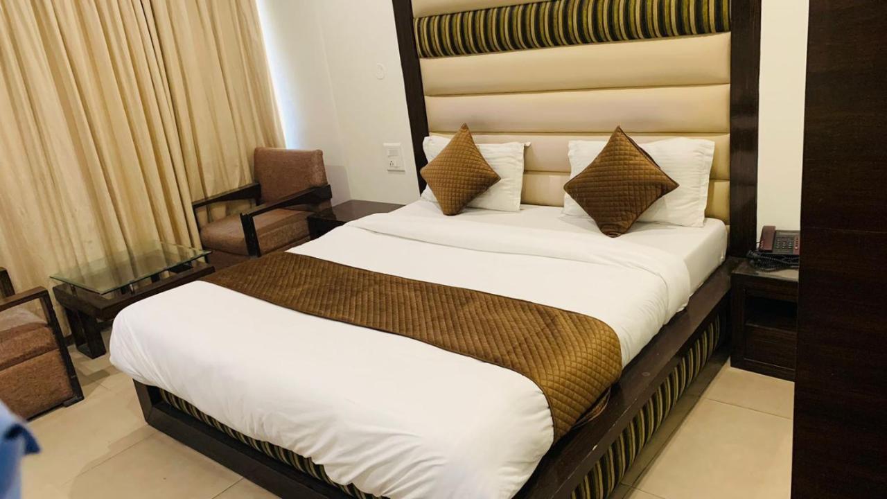 Hotel Landmark Chandīgarh Екстериор снимка