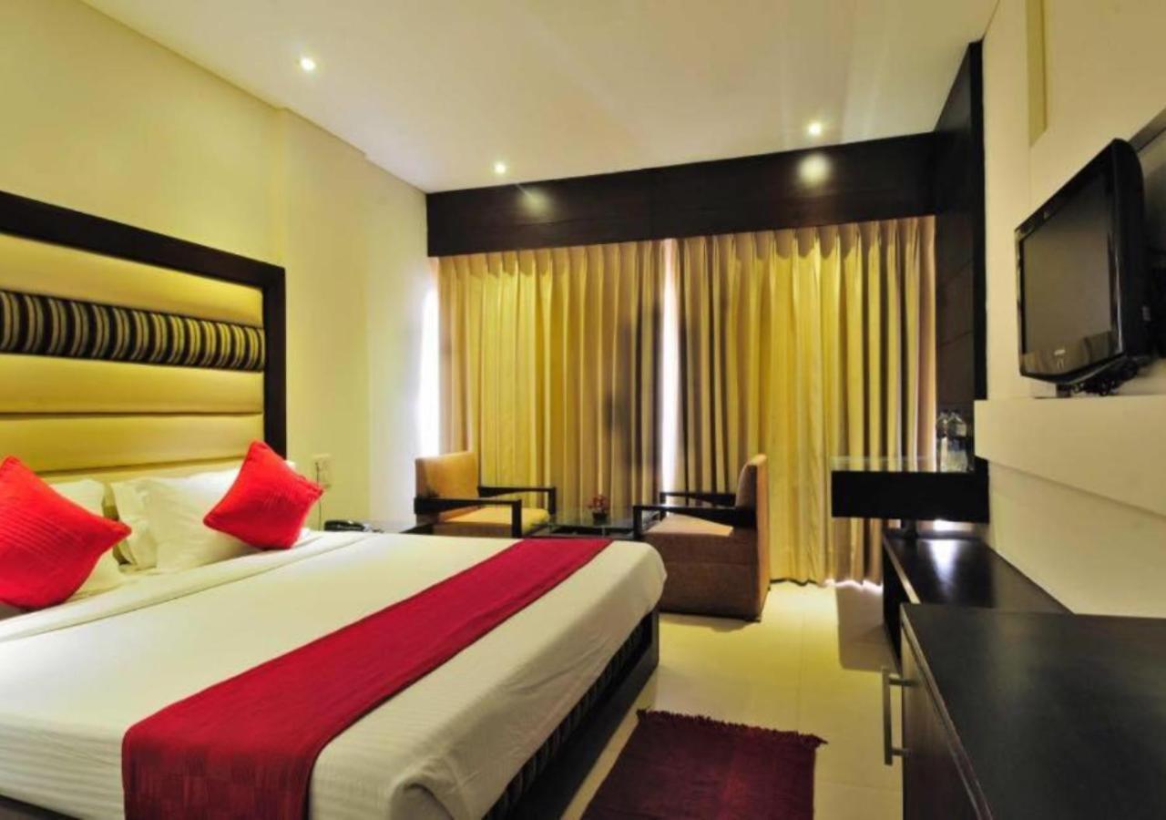 Hotel Landmark Chandīgarh Екстериор снимка