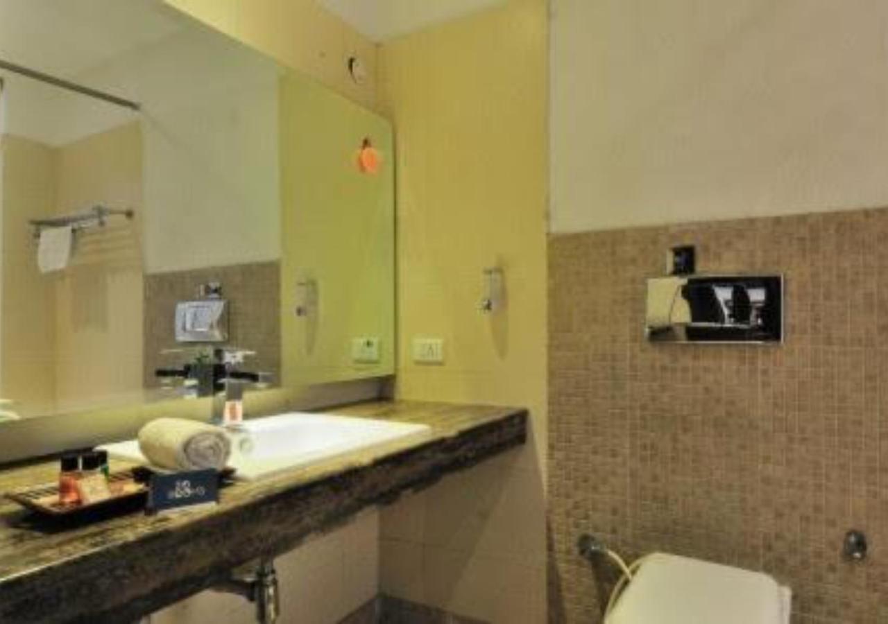 Hotel Landmark Chandīgarh Екстериор снимка