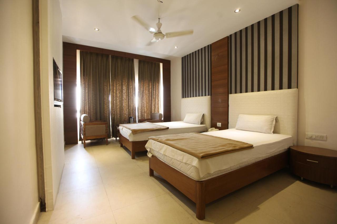 Hotel Landmark Chandīgarh Екстериор снимка