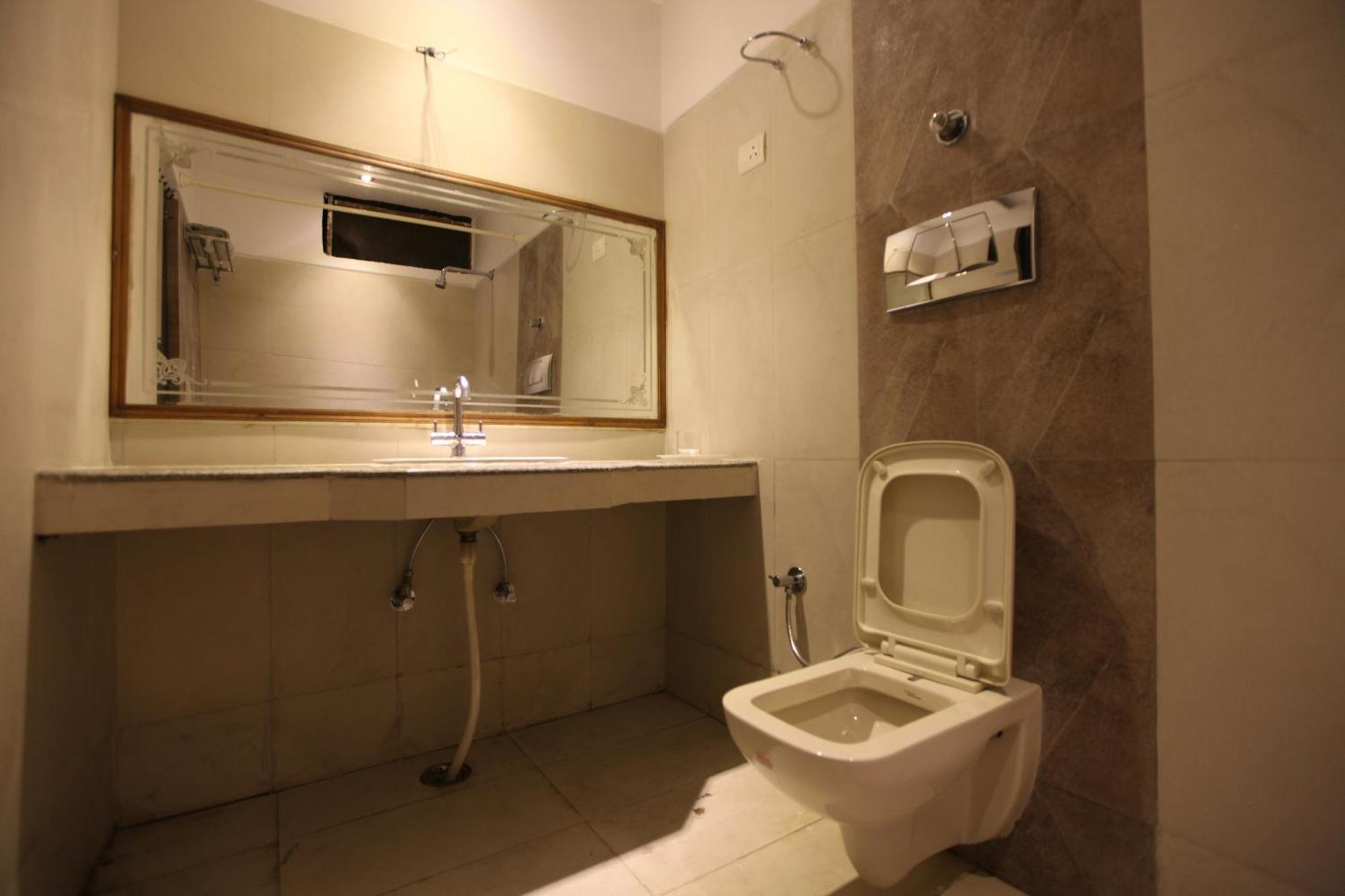 Hotel Landmark Chandīgarh Екстериор снимка