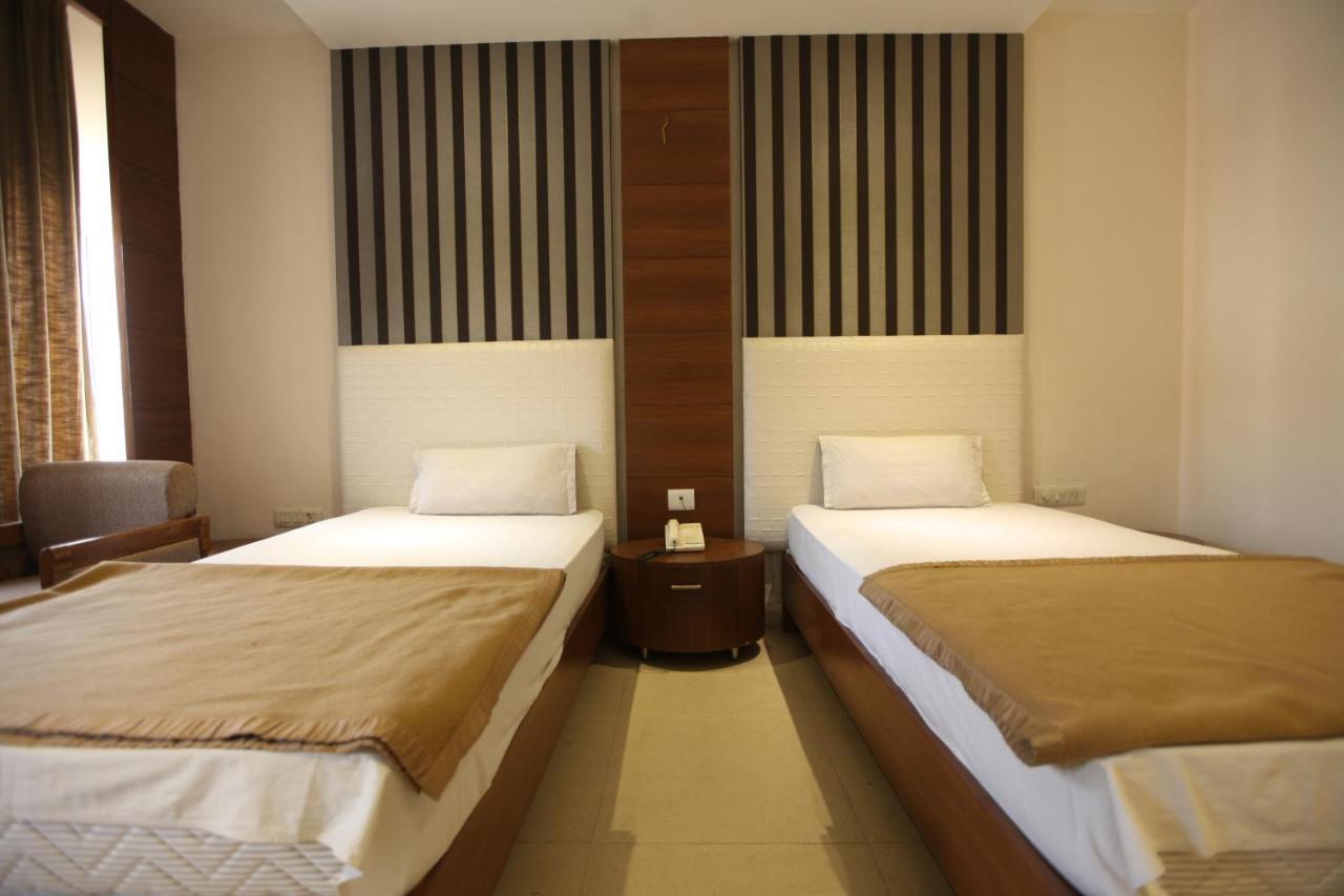 Hotel Landmark Chandīgarh Екстериор снимка