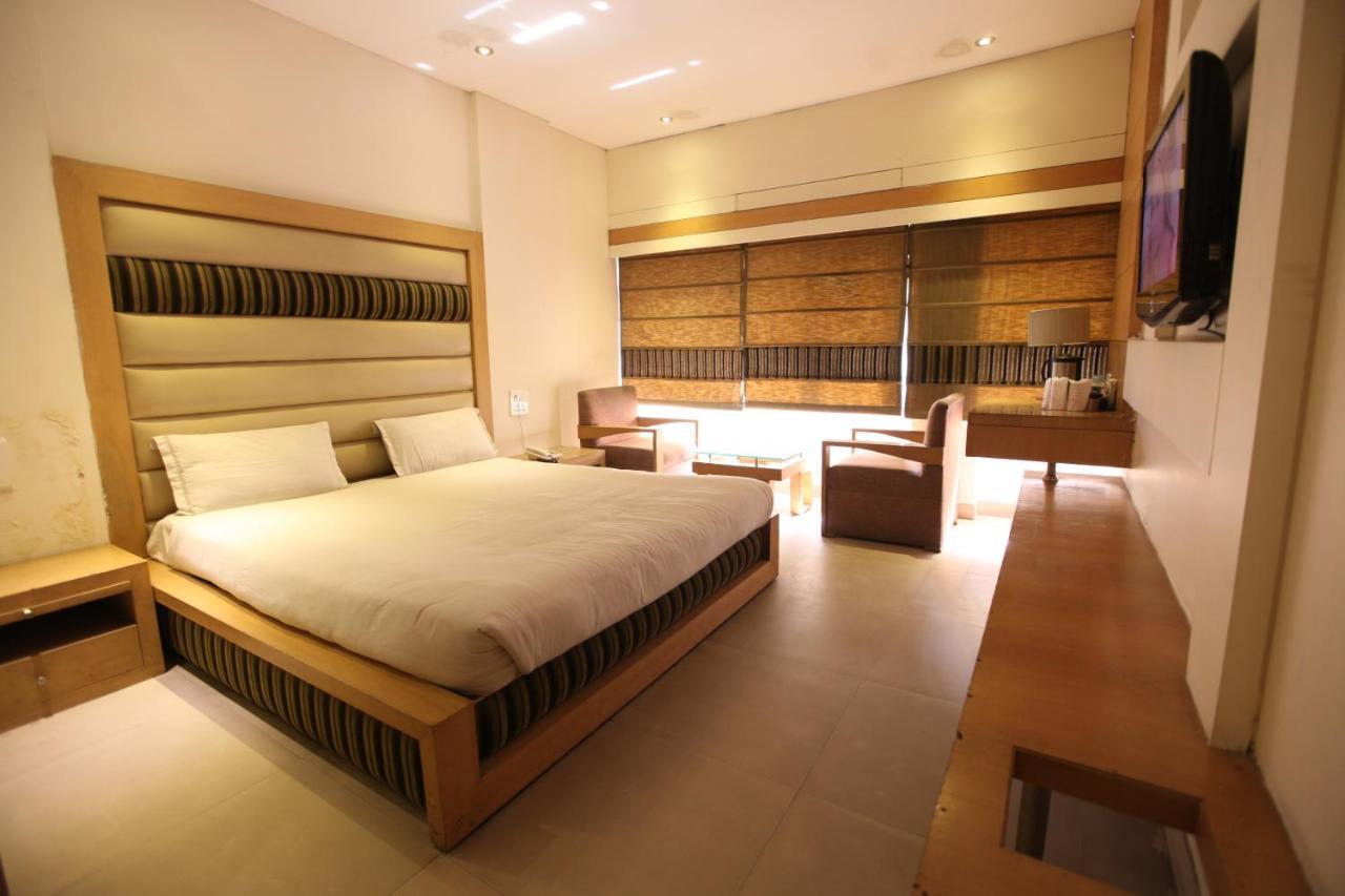 Hotel Landmark Chandīgarh Екстериор снимка