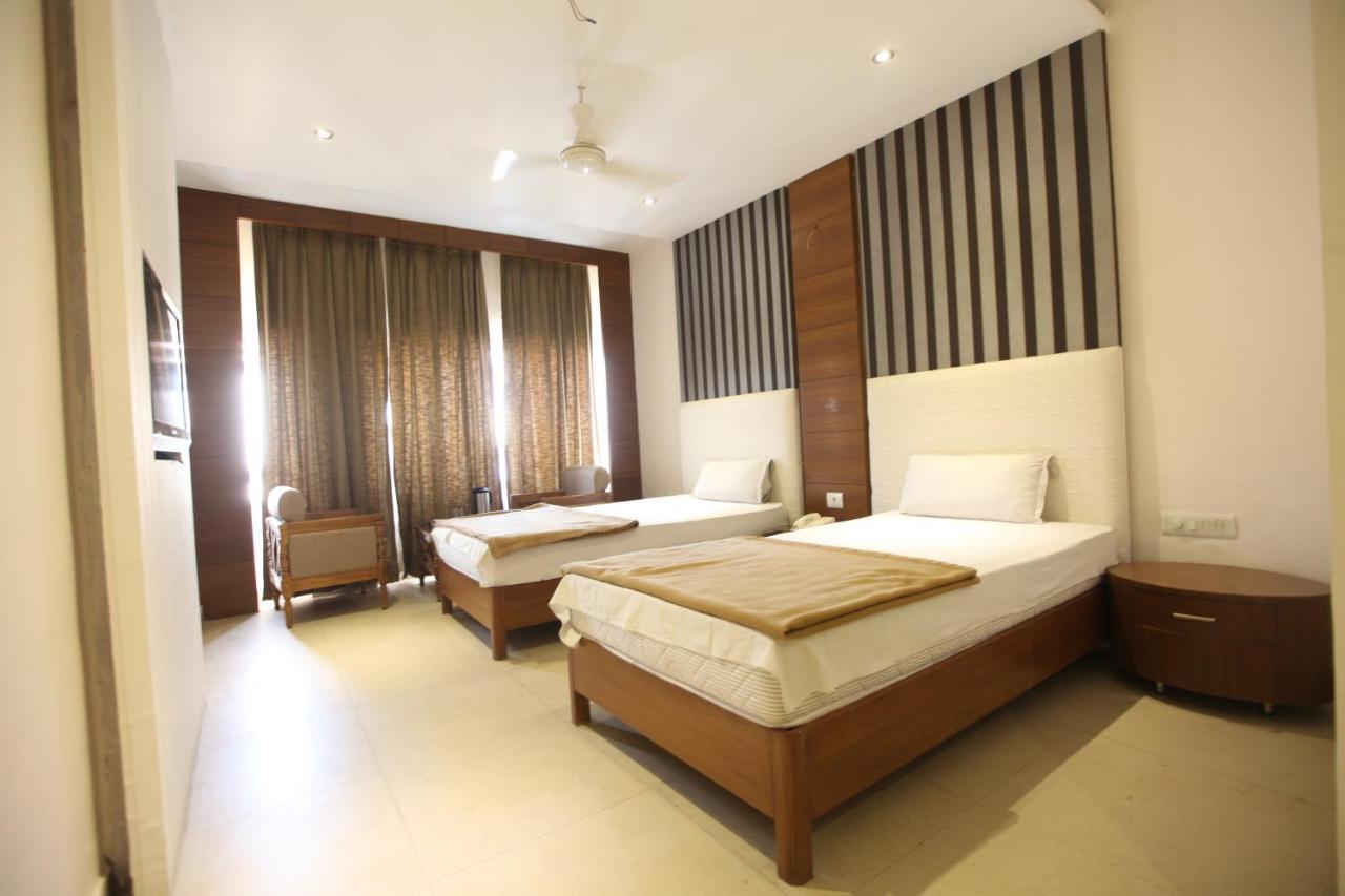 Hotel Landmark Chandīgarh Екстериор снимка